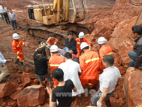 山體滑坡巨石壓司機 株洲縣消防緊急救出被困者