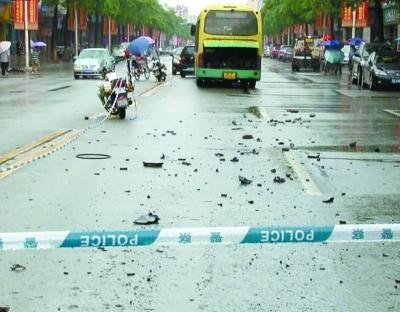 東莞一公交車發(fā)動機(jī)爆炸致9人傷 疑因零件老舊