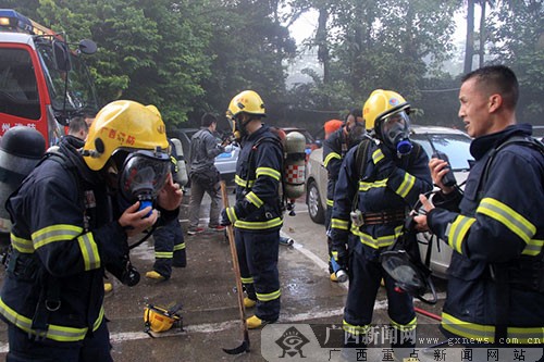 柳州解放北路一娛樂會(huì)所發(fā)生火災(zāi) 火勢(shì)猛烈(組圖)