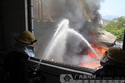 柳州解放北路一娛樂會(huì)所發(fā)生火災(zāi) 火勢(shì)猛烈(組圖)