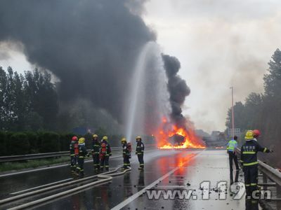3車相撞致29噸糠醇泄漏起火 揚州消防緊急處置