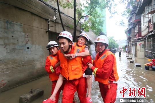 圖為消防官兵在漢陽馬滄湖小區(qū)營救一名被困老人。李國柱攝