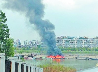 武漢船只突然起火,消防冒險搶救