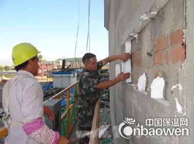 消防執法人員正在拆除不合格保溫材料