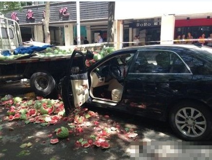 案發(fā)現(xiàn)場被撞貨車,西瓜滾落一地