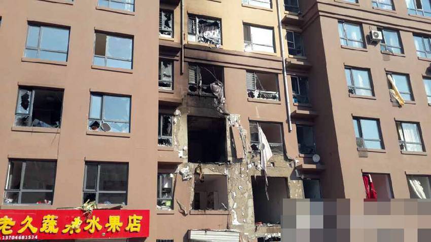 10月17日，黑龍江雞西，一居民小區住宅樓發生爆炸起火，周圍一片狼藉。圖片來源網絡
