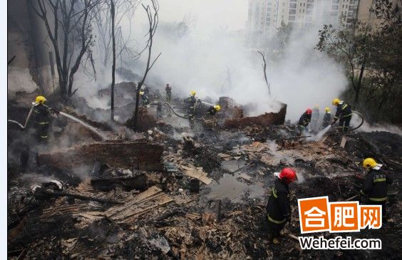合肥一廢品加工廠大火，十余房子被燒毀，十輛消防車三小時才滅火