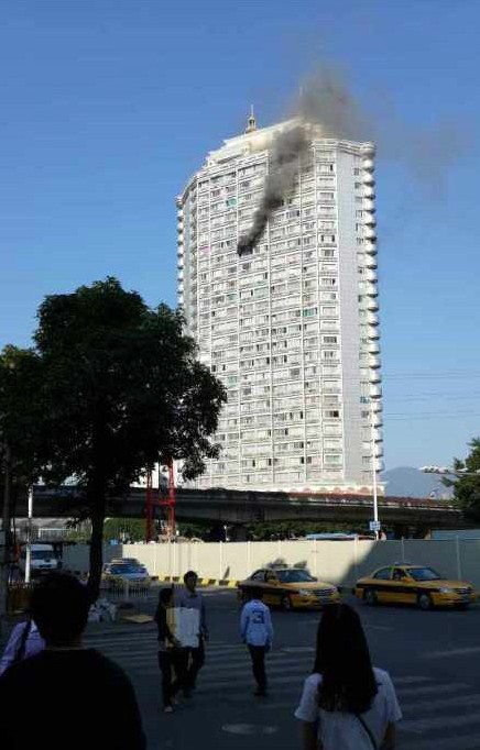 福州火車站附近樓房起火,火勢很大
