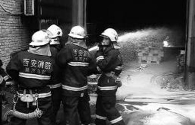 消防官兵現場奮力撲火