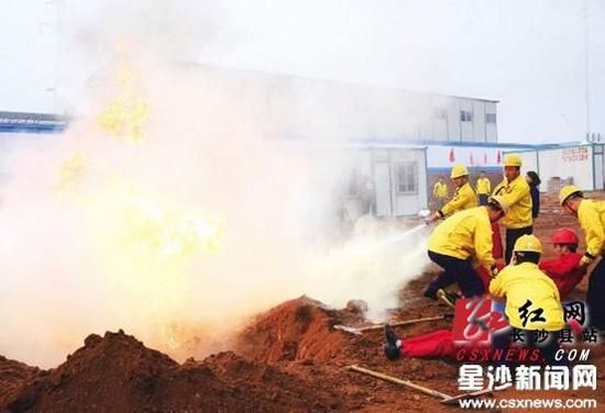 事故應(yīng)急演練現(xiàn)場(chǎng),搶修隊(duì)人員對(duì)起火位置進(jìn)行滅火,并迅速用擔(dān)架抬起傷員撤離現(xiàn)場(chǎng)。曾詩怡