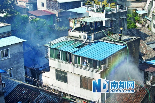 <p> 消防員在事發(fā)火災(zāi)房子的周邊屋頂查看。 南都記者 黎湛均 攝</p>