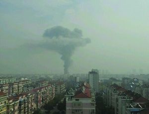 鎮江句容一糧庫突發大火 上空升起