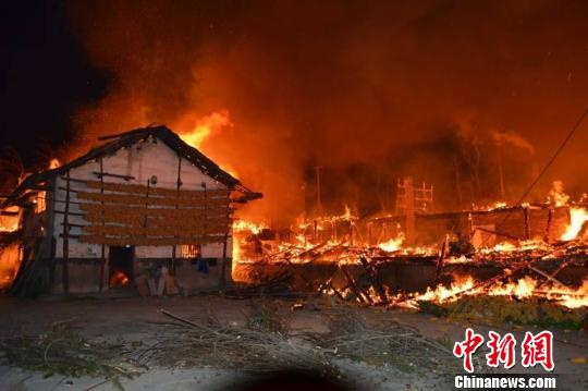 重慶石柱21間民房大火中燒毀13位村民受災(zāi)(圖)