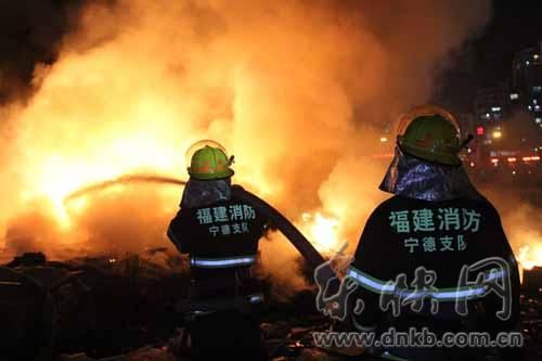 消防官兵正在現場滅火