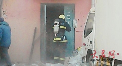 1樓倉庫紙制品莫名燃燒，2樓、3樓寢室多人被困 