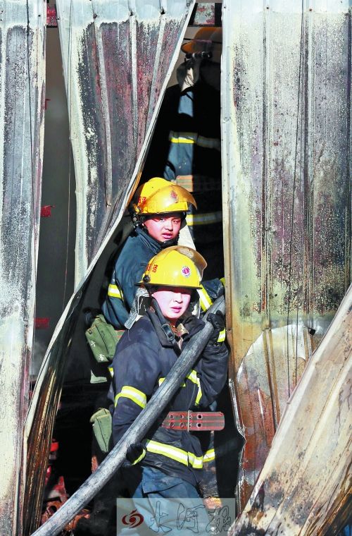 河南一鬧市工地發(fā)生火災(zāi) 5輛汽車(chē)被燒(圖)