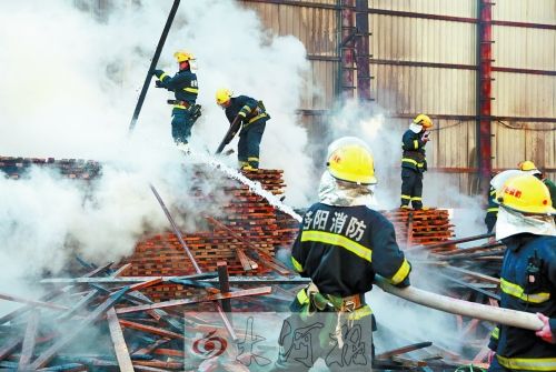 河南一鬧市工地發(fā)生火災(zāi) 5輛汽車(chē)被燒(圖)
