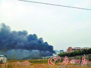 網友@sal蘇愛連拍的照片可見火災現場濃煙滾滾。