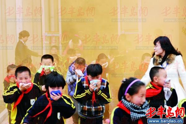 3月 19日,在第十九個全國中小學生安全教育日來臨之際,青島市高新技術產業開發區、青島市公安消防支隊、青島市教育局、青島交運集團聯合舉辦以“消防演練進校園”為主題的大型演習活動。