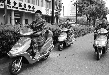 消防官兵駕駛多功能消防電動(dòng)巡防車(chē)開(kāi)展巡防工作