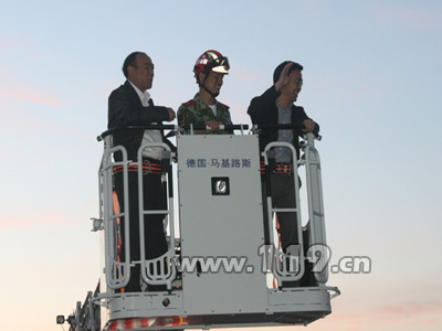 臨海市長蔣冰風(fēng)、常務(wù)副市長張招金體驗(yàn)云梯消防車