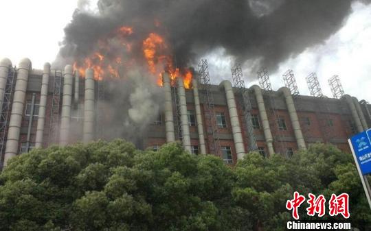 無錫錫山區一臺資企業發生火災火情已被控制(圖)