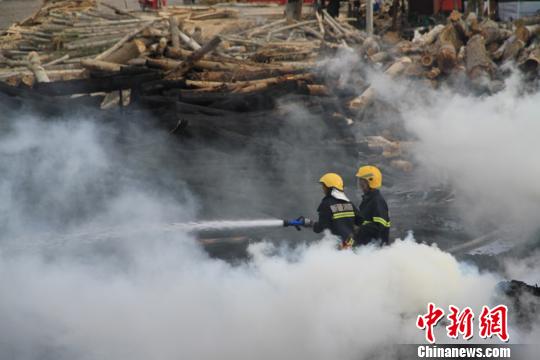 圖為新疆塔城消防人員正在用水槍滅火。 馬振彪 攝