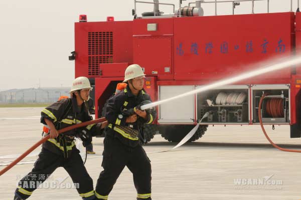 南京機(jī)場二號跑道消防實戰(zhàn)演練