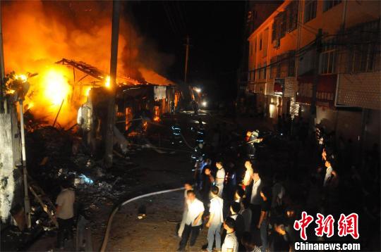 黃石市陽新縣軍墾鎮14家連體商鋪發生大火 火災未造成人員傷亡