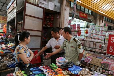 消防人員研究消火栓布點設置