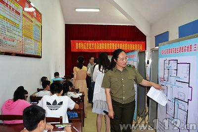 消防人員指導學生制作逃生路線圖