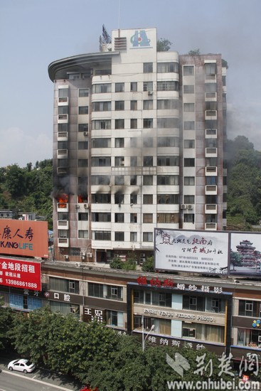 恩施州硒都商城突發火災 28名幼兒被圍困在樓內獲救