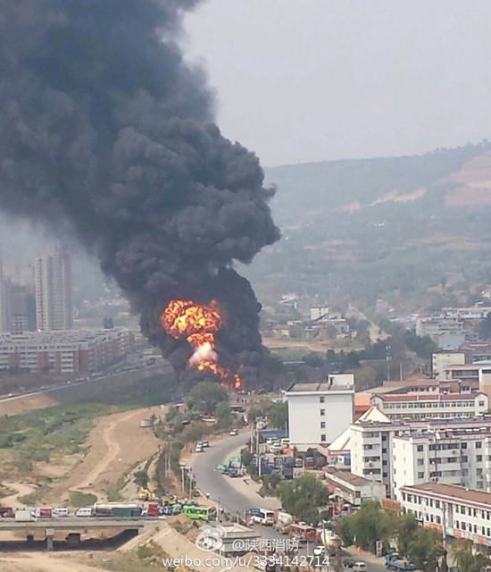 寶雞北環路岳家坡村路口一廢品收購站突發大火 現場濃煙滾滾