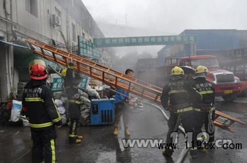 消防官兵架設拉梯