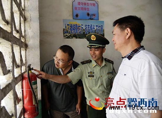 州人大代表、州教育局局長韋國民(右一)帶隊檢查消防工作