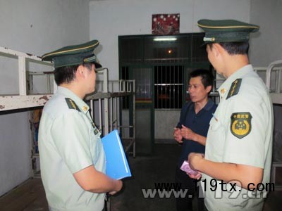 消防監督員檢查校園消防安全