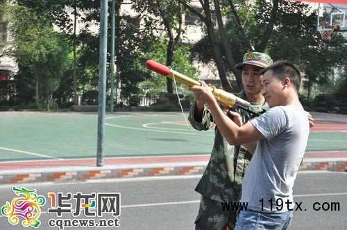 消防戰士在指導觀摩的老師如何正確使用消防救援器材