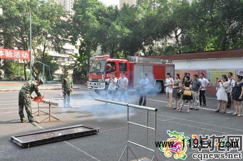 消防官兵為老師們進行業務技能項目展示