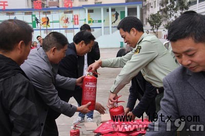 消防官兵為學校負責人發放消防器材