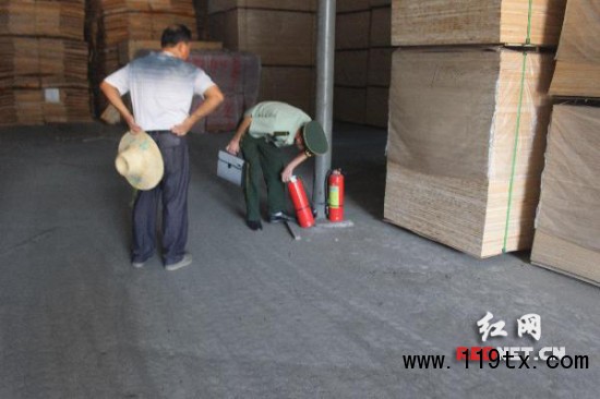 江永消防走訪鄉(xiāng)鎮(zhèn)企業(yè)嚴(yán)查消防安全隱患(圖)