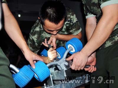 戰士對沖鋒舟運輸架進行組裝