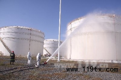 消防官兵利用遙控水炮對罐區實施冷卻