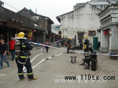 上海南匯消防支隊(duì)聯(lián)合新場(chǎng)古鎮(zhèn)開(kāi)展古建筑群火災(zāi)撲救實(shí)戰(zhàn)演練