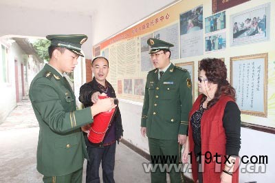 消防官兵在社區開展消防宣傳