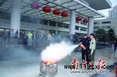 清城區舉行消防演練,消防官兵正在演示滅火器的使用。黃玉熹
