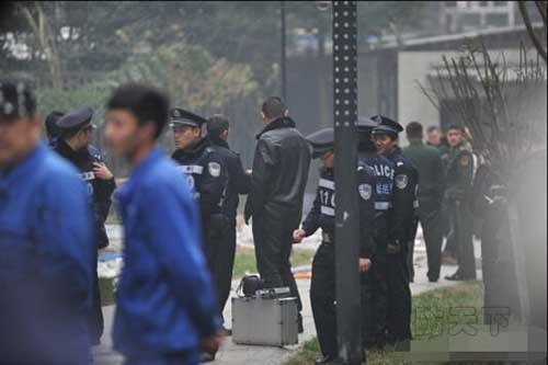 事發(fā)公寓窗戶被炸毀，窗框仍懸在空中，有玻璃碎片、衣物等散落樓下