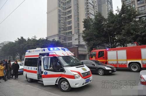 120急救人員稱，沒(méi)有收治傷員。目前，警方已對(duì)事發(fā)居民樓周圍進(jìn)行警戒。
