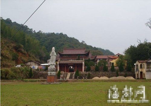南源寺依山而建,外形宏偉