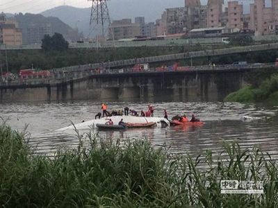 復興客機墜河:臺北消防局將出動吊車把機身拉上岸