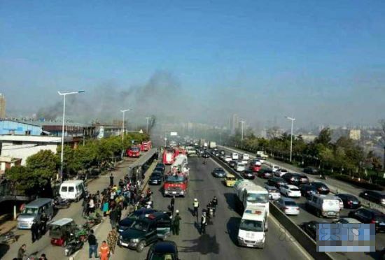 3月4日,在東盟聯豐農產品商貿中心火災現場附近,道路擁堵